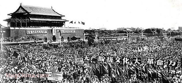 From August to November of 1966, Mao Zedong received red guards from all over the country for eight times. The picture shows the spectacular scene when tens of thousands red guards swarmed on Tiananmen Square to see Mao.