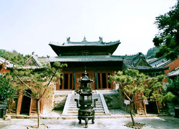 Le temple de la Source de la Loi à Pékin - Fondé sous les Tang, reconstruit sous les Ming et restauré récemment, se sanctuaire fut un grand centre d'études du bouddhisme. Peu connu, il offre au visiteur des œuvres d'arts de très grande valeur.